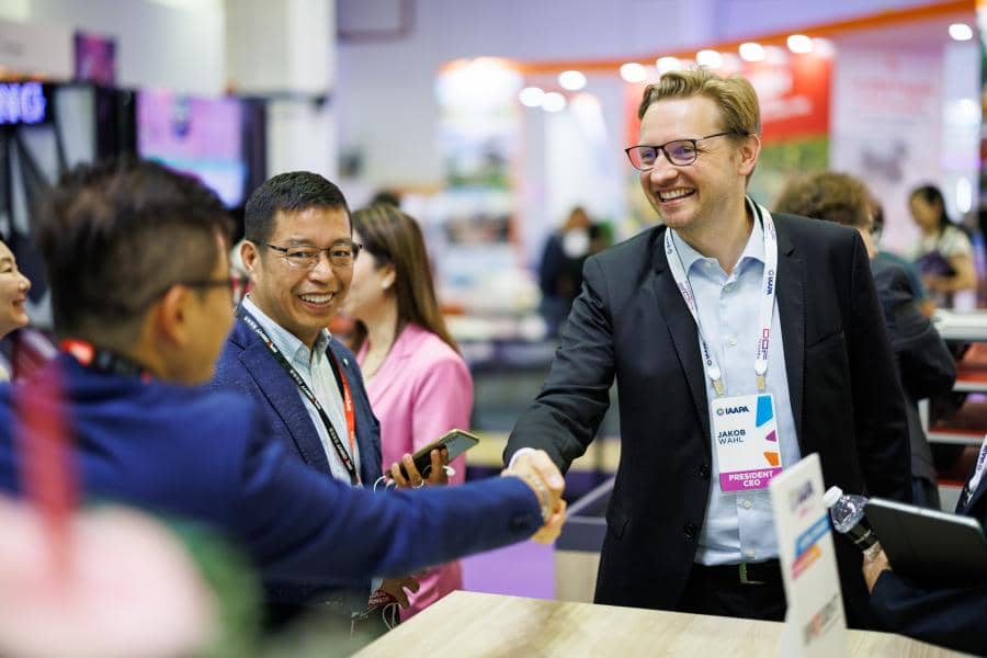 Jakob Wahl shakes hands of IAAPA members